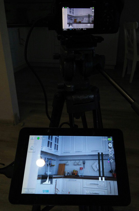 Monitorn visar allt som ges av kameran via hdmi, min kamera (Samsung NX1) har flera visningslägen