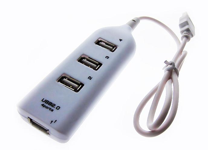 Micro-USB teginish moslamasiga ulanadi, USB adapter orqali chapga, elektr tarmog'iga ulangan, o'ng tomonda esa flesh-disk o'rnatilgan